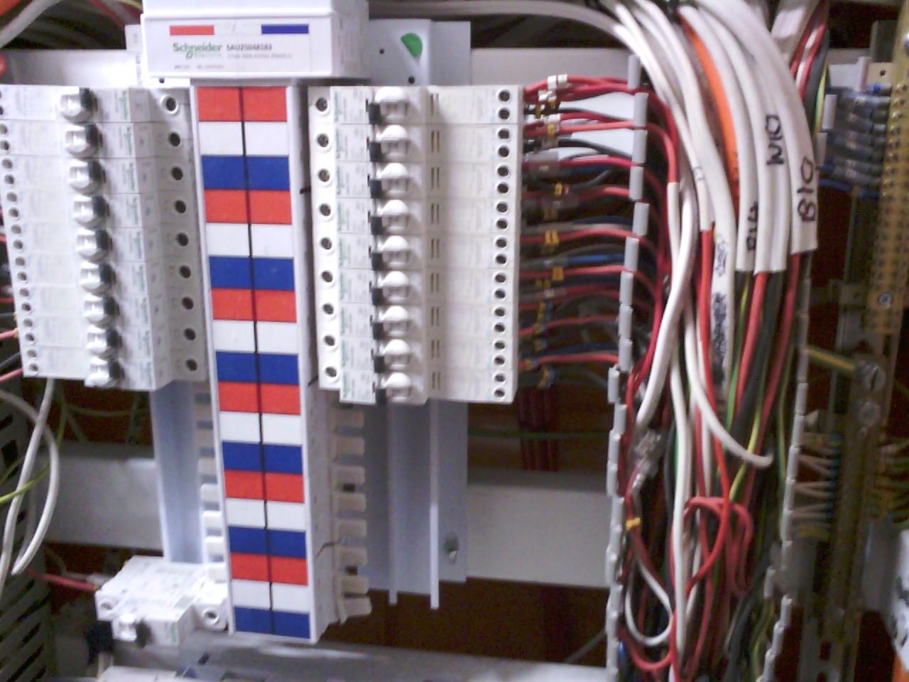Photograph stored with the same thermal frame, showing breakers and outgoing cables